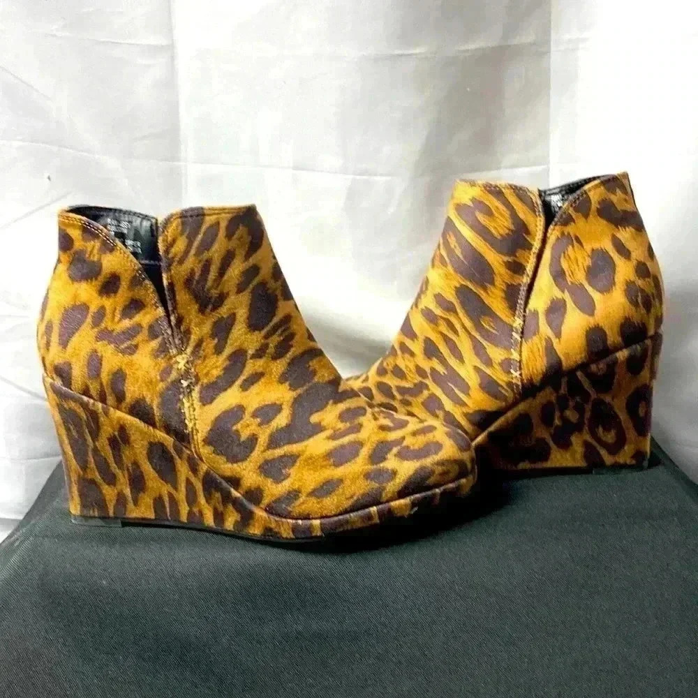 RAMPAGE WO SIZE 8  ANIMAL PRINT WEDGE HEEL ANKLE‎ BOOT SIDE ZIPPER CLEAN
